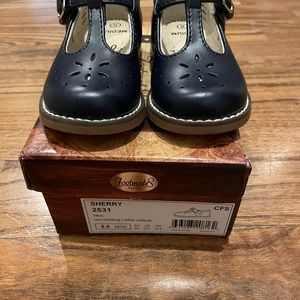 Like new Navy Footmates Mary Janes- hidden velcro closure!!